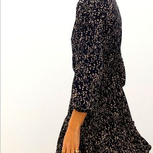 Flowy fabric. Short design. V-neck.Long sleeve with elastic cuffs. Elastic waist